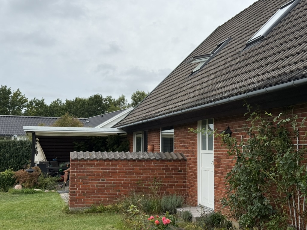 Betontagsten sadeltag med Velux ovenlysvinduer på parcelhus