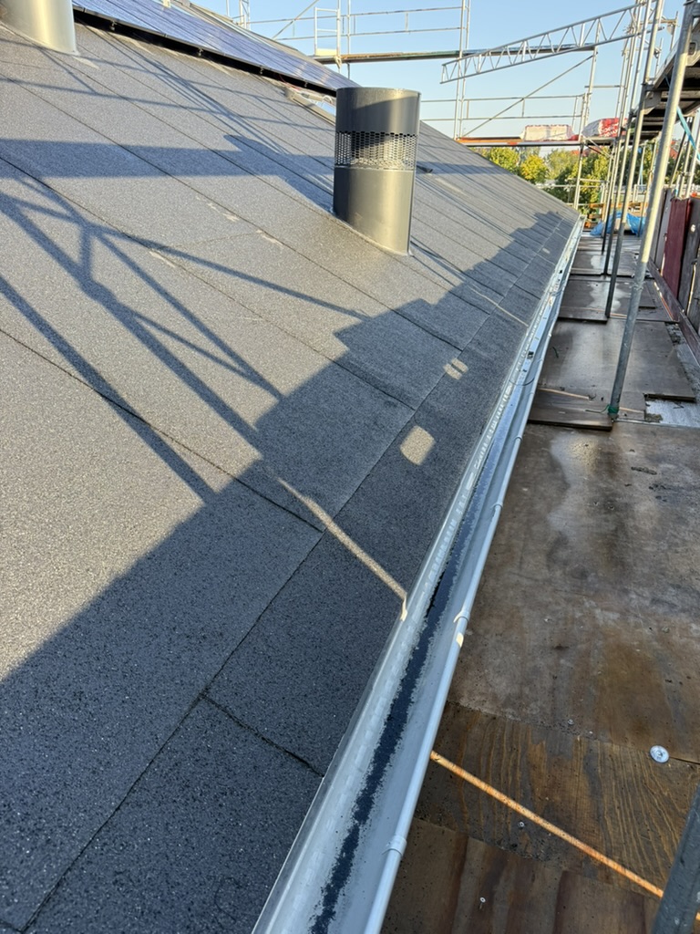 Nyt tagpap på fladt tag med metalinddækning og udluftning